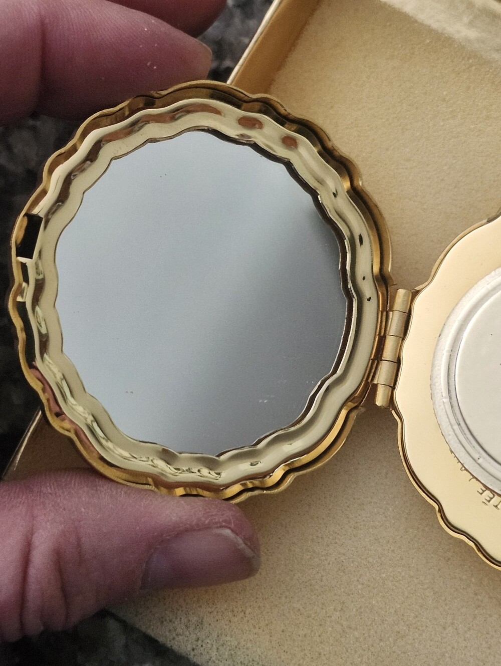 Estee Lauder "Seashell" Gold Tone Swarovski Crystals Powder Compact NIB - Picture 12 of 16
